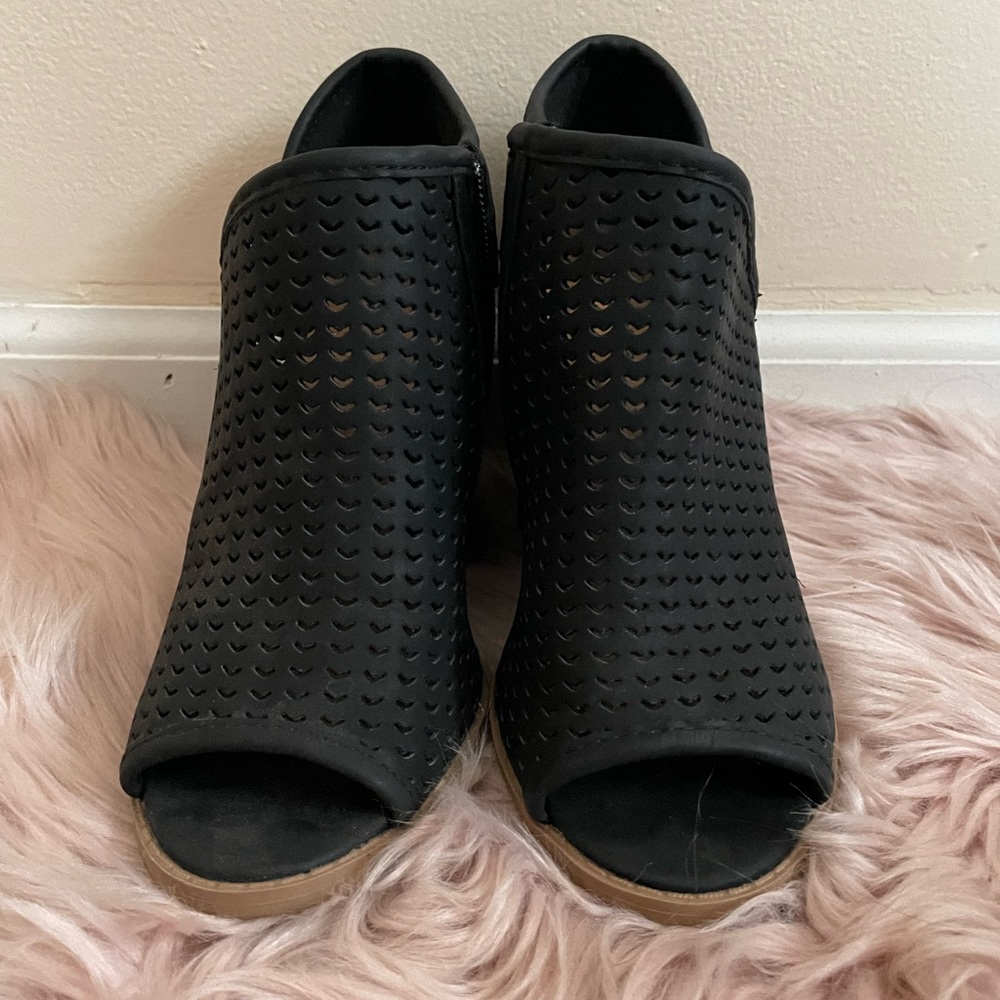 Peep toe bootie